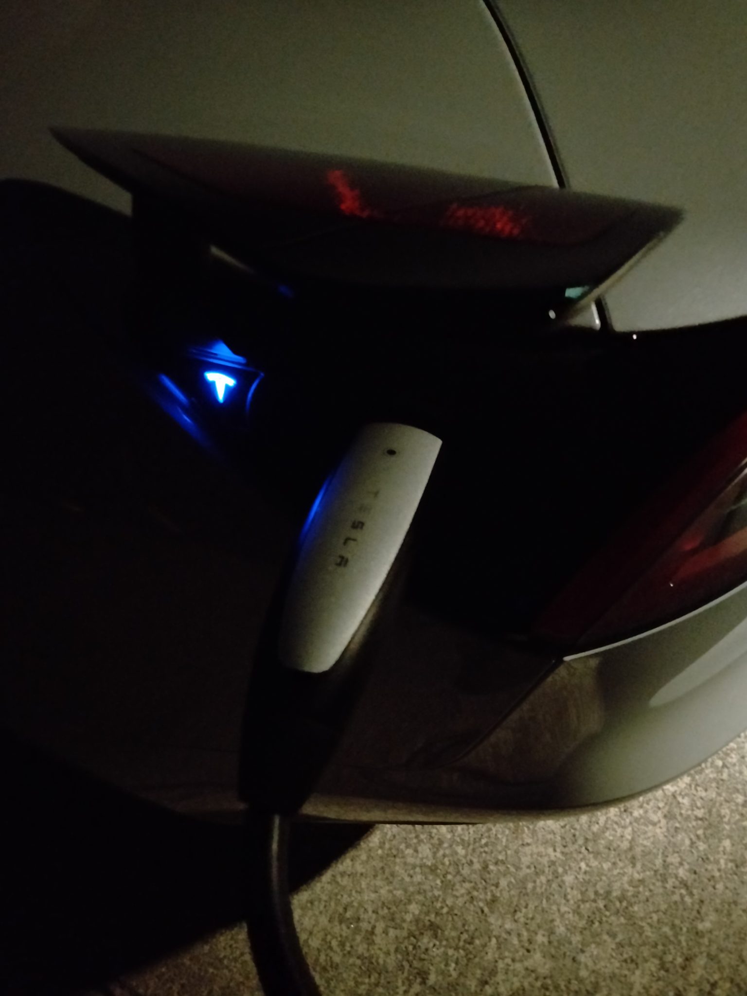 （EV）電気自動車 テスラ モデル3(tesla model3) 2022 モバイルコネクターで充電してみた | ホイミン男子のワクワクブログ